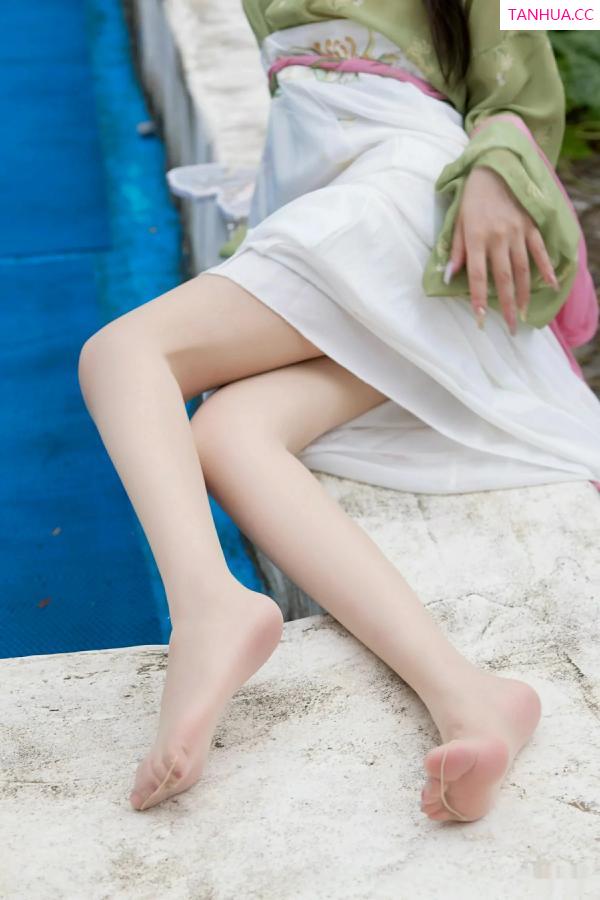 尹甜甜  [XiuRen]高清写真图 2025.09.30 No.10834 尹甜甜sunny 性感汉服第16张图片